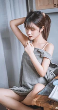 大眼睛美丽少女镜酱肩带格子长裙居家悠闲吃零食高清摄影写真图集