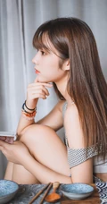 大眼睛美丽少女镜酱肩带格子长裙居家悠闲吃零食高清摄影写真图集