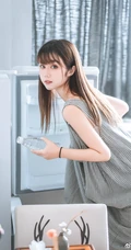 大眼睛美丽少女镜酱肩带格子长裙居家悠闲吃零食高清摄影写真图集