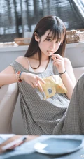 大眼睛美丽少女镜酱肩带格子长裙居家悠闲吃零食高清摄影写真图集