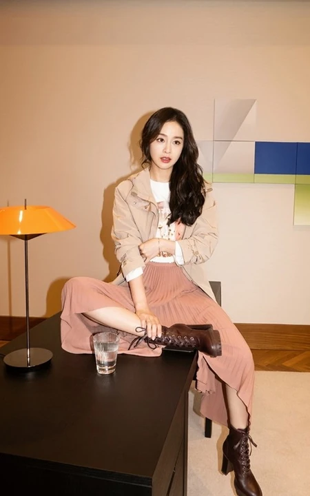 金泰希美目传情，优雅动人裙装系列气质写真照片