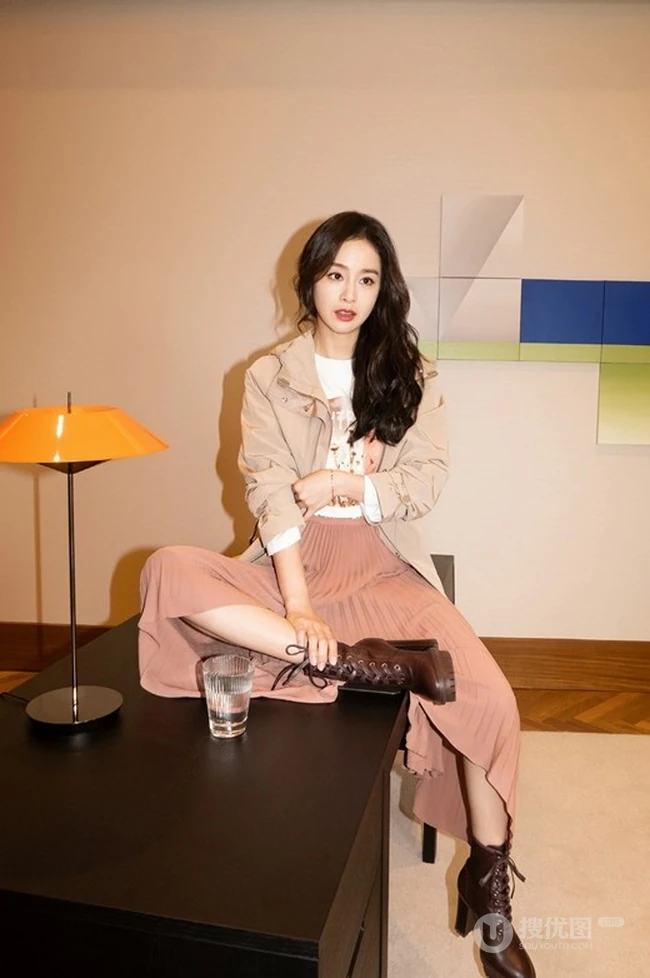 金泰希美目传情，优雅动人裙装系列气质写真照片