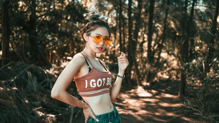 森林小道，穿露脐装戴墨镜的丸子头美女超清8K桌面壁纸