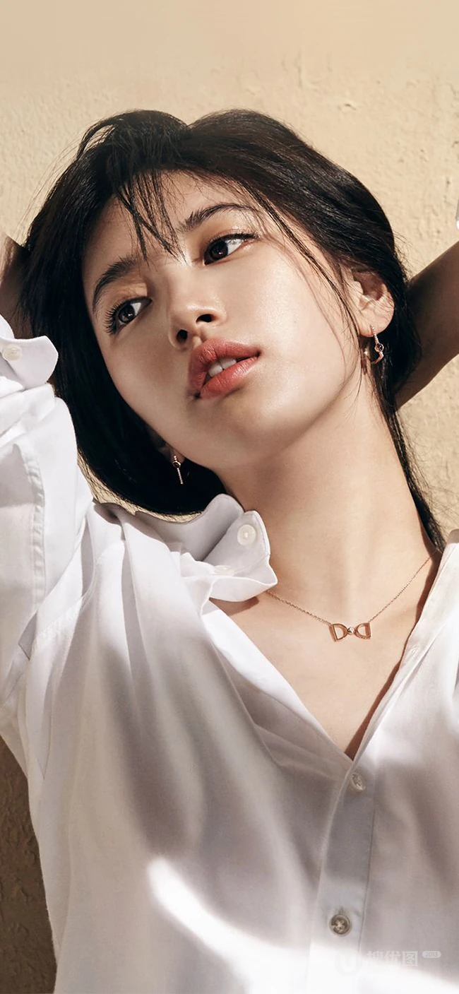 穿白色衬衫性感撩发的清纯的韩国美女高清手机壁纸