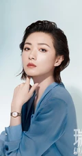 万茜瑞丽伊人风尚杂志写真大片，大背梳发型又酷又美，轻熟范十足