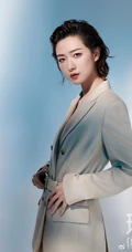 万茜瑞丽伊人风尚杂志写真大片，大背梳发型又酷又美，轻熟范十足