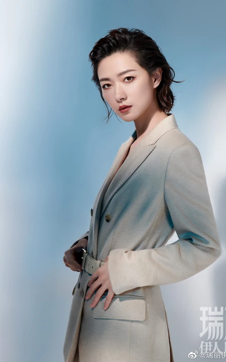 万茜瑞丽伊人风尚杂志写真大片，大背梳发型又酷又美，轻熟范十足