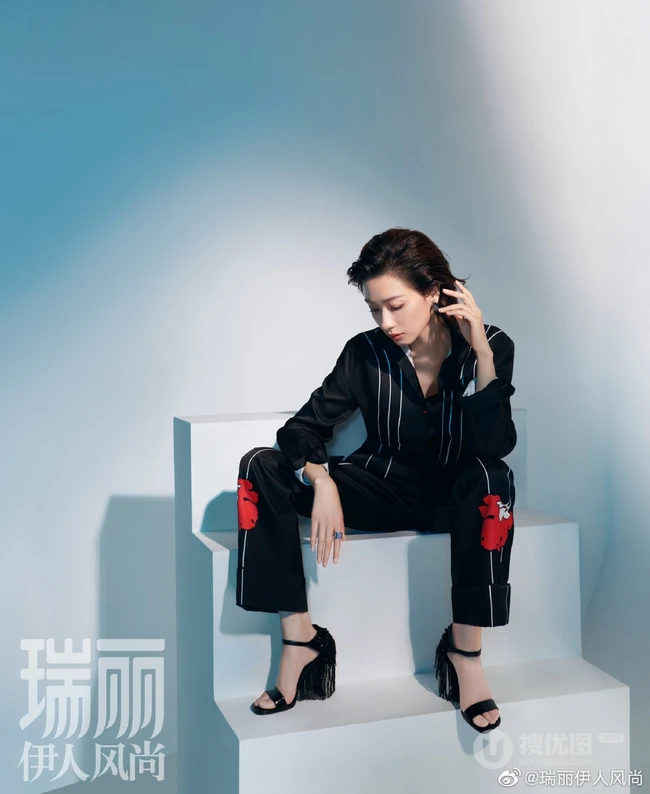 万茜瑞丽伊人风尚杂志写真大片，大背梳发型又酷又美，轻熟范十足