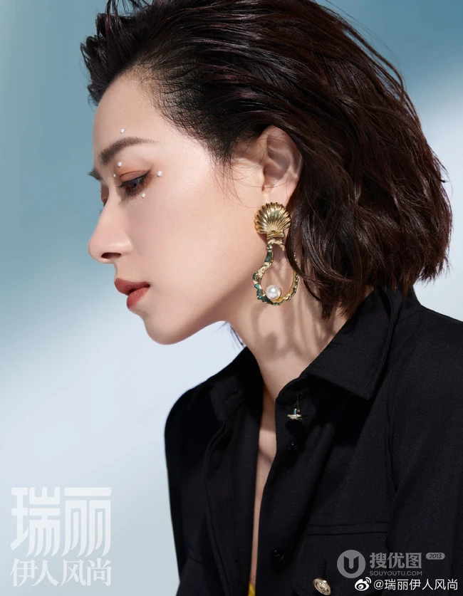 万茜瑞丽伊人风尚杂志写真大片，大背梳发型又酷又美，轻熟范十足
