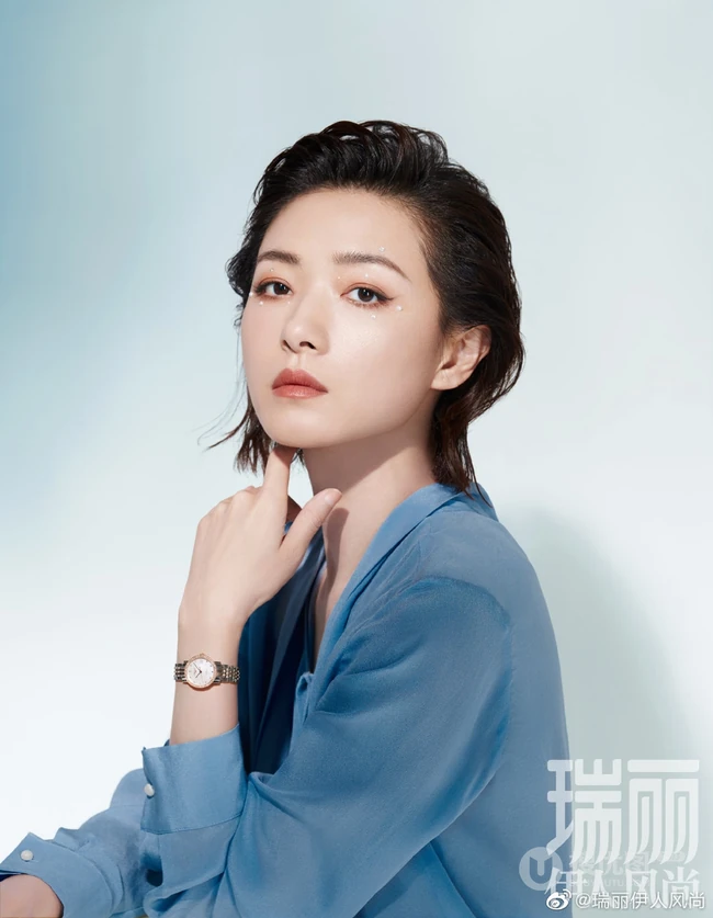 万茜瑞丽伊人风尚杂志写真大片，大背梳发型又酷又美，轻熟范十足