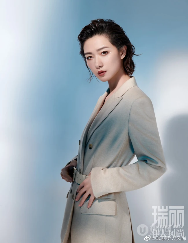 万茜瑞丽伊人风尚杂志写真大片，大背梳发型又酷又美，轻熟范十足