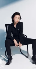 万茜瑞丽伊人风尚杂志写真大片，大背梳发型又酷又美，轻熟范十足
