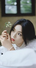 杨超越致七夕室内氛围写真美照，单麻花辫发型搭配白衫黑裤，甜美动人