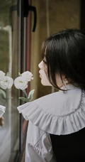 杨超越致七夕室内氛围写真美照，单麻花辫发型搭配白衫黑裤，甜美动人