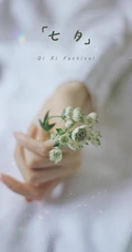 杨超越致七夕室内氛围写真美照，单麻花辫发型搭配白衫黑裤，甜美动人
