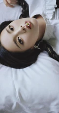 杨超越致七夕室内氛围写真美照，单麻花辫发型搭配白衫黑裤，甜美动人