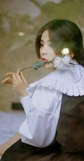 杨超越致七夕室内氛围写真美照，单麻花辫发型搭配白衫黑裤，甜美动人