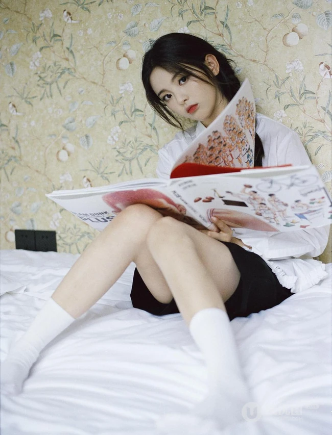 杨超越致七夕室内氛围写真美照，单麻花辫发型搭配白衫黑裤，甜美动人