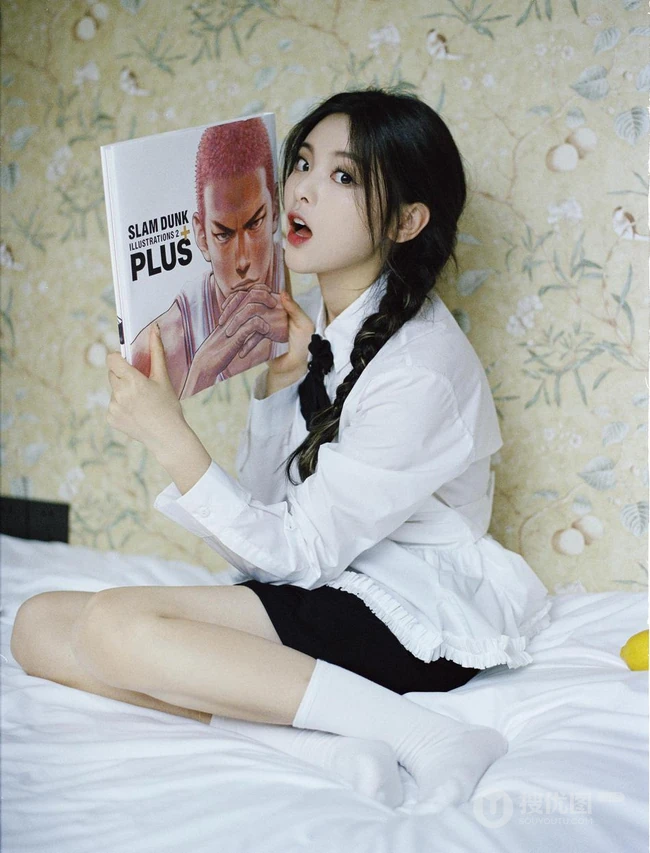 杨超越致七夕室内氛围写真美照，单麻花辫发型搭配白衫黑裤，甜美动人