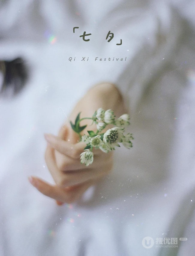 杨超越致七夕室内氛围写真美照，单麻花辫发型搭配白衫黑裤，甜美动人