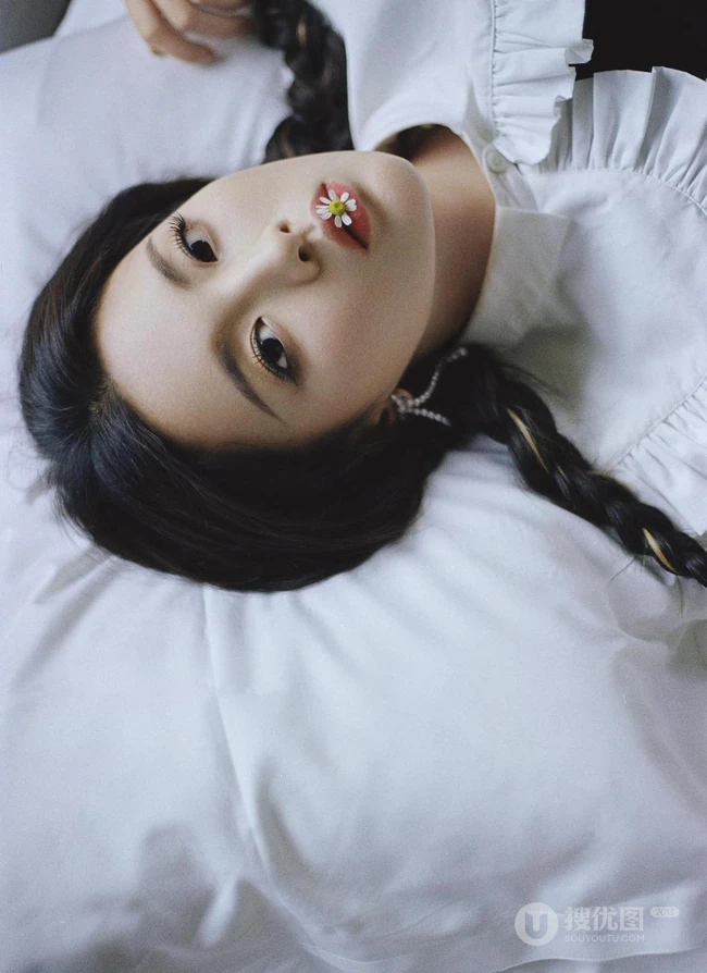 杨超越致七夕室内氛围写真美照，单麻花辫发型搭配白衫黑裤，甜美动人