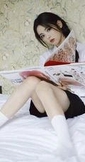 杨超越致七夕室内氛围写真美照，单麻花辫发型搭配白衫黑裤，甜美动人