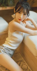 精致小脸肩带背心短裤女生苗条身材下隐藏的若隐若现室内气质图片
