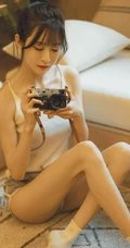 精致小脸肩带背心短裤女生苗条身材下隐藏的若隐若现室内气质图片
