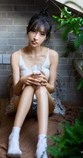 精致小脸肩带背心短裤女生苗条身材下隐藏的若隐若现室内气质图片