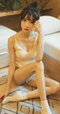 精致小脸肩带背心短裤女生苗条身材下隐藏的若隐若现室内气质图片