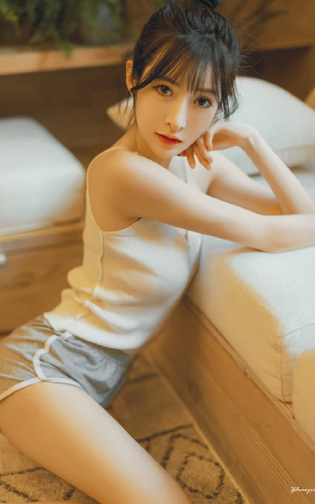 精致小脸肩带背心短裤女生苗条身材下隐藏的若隐若现室内气质图片