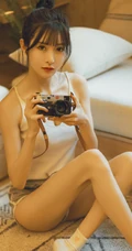 精致小脸肩带背心短裤女生苗条身材下隐藏的若隐若现室内气质图片