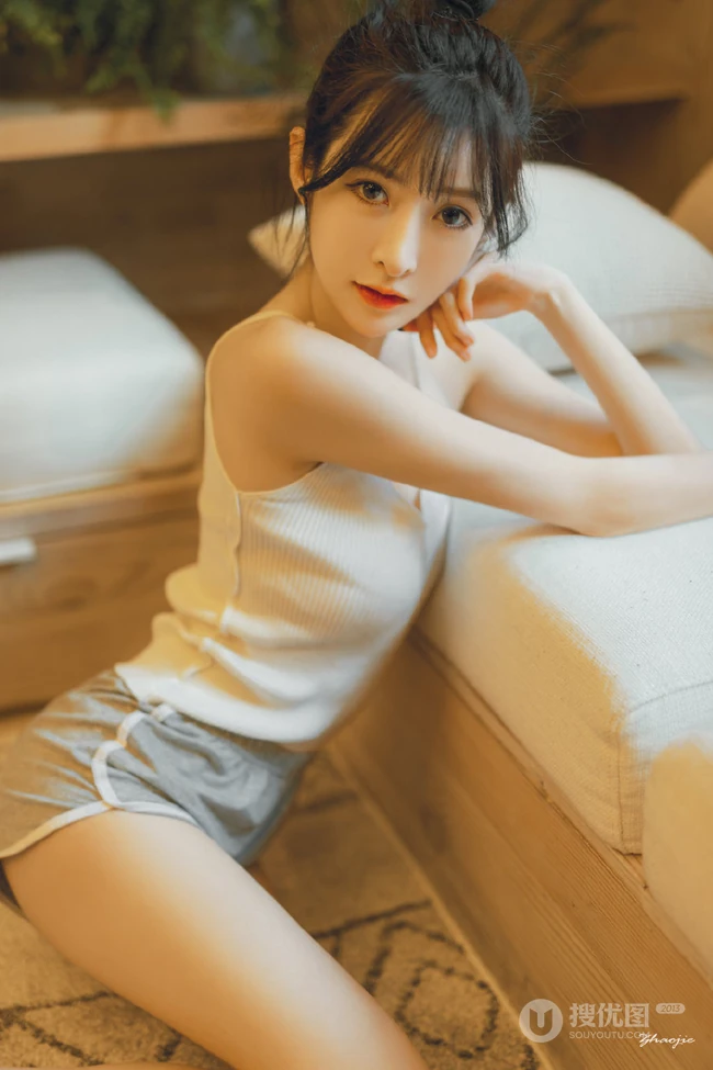 精致小脸肩带背心短裤女生苗条身材下隐藏的若隐若现室内气质图片