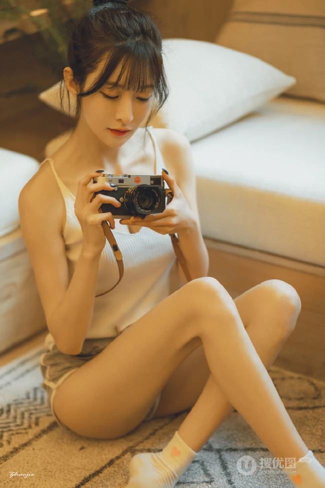 精致小脸肩带背心短裤女生苗条身材下隐藏的若隐若现室内气质图片