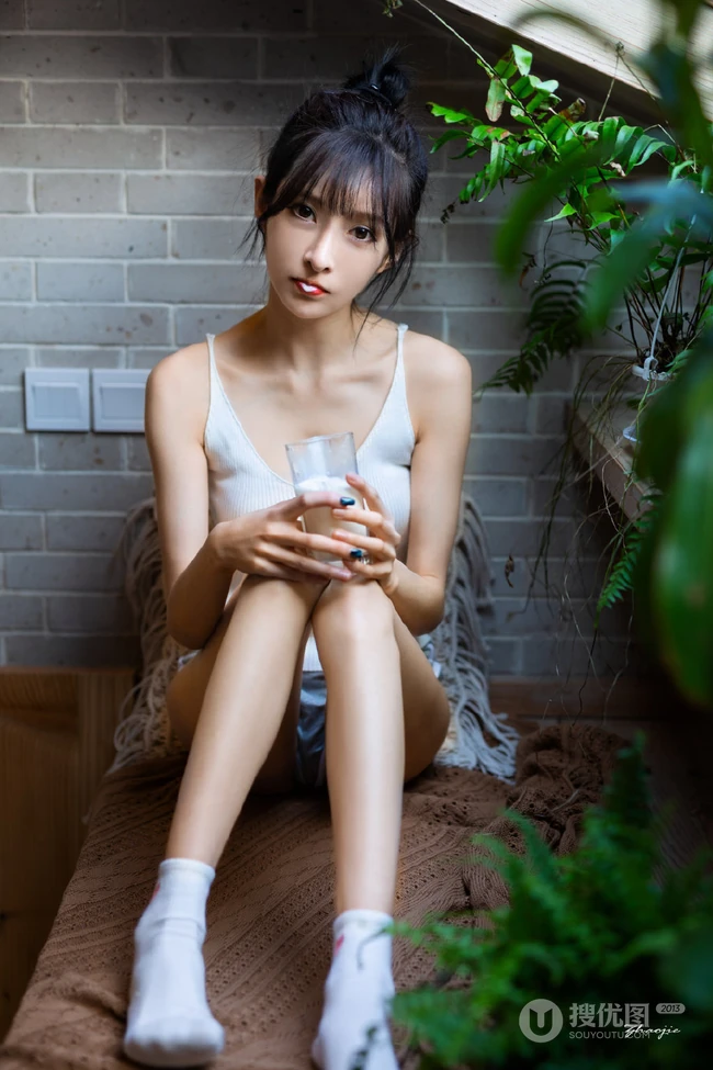 精致小脸肩带背心短裤女生苗条身材下隐藏的若隐若现室内气质图片