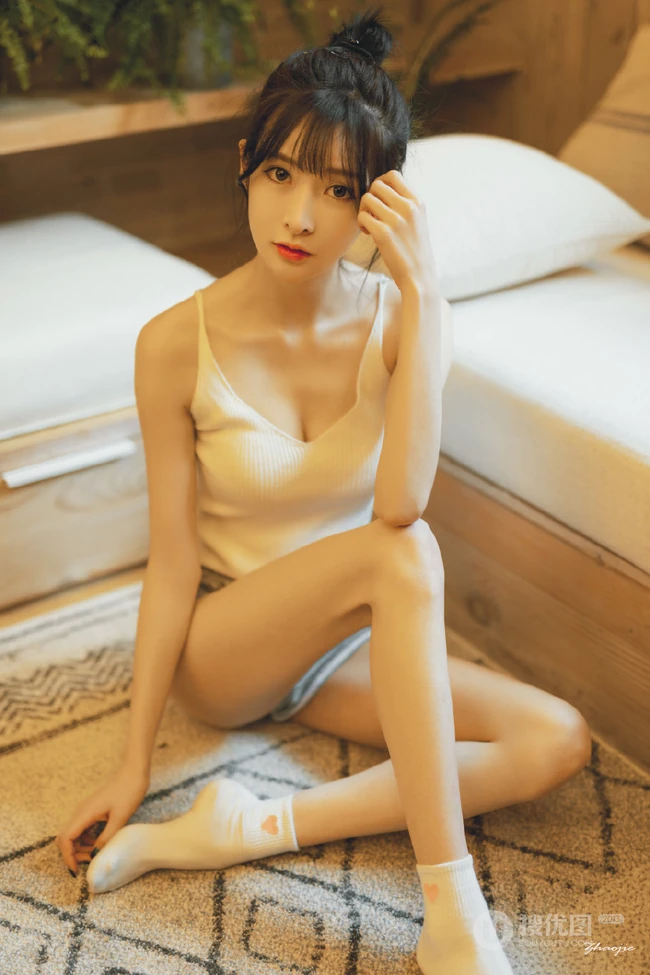精致小脸肩带背心短裤女生苗条身材下隐藏的若隐若现室内气质图片