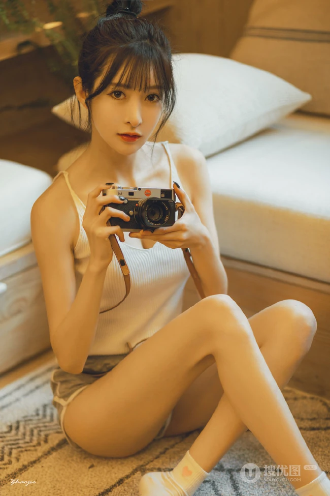 精致小脸肩带背心短裤女生苗条身材下隐藏的若隐若现室内气质图片