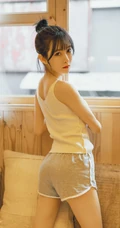 精致小脸肩带背心短裤女生苗条身材下隐藏的若隐若现室内气质图片