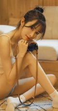精致小脸肩带背心短裤女生苗条身材下隐藏的若隐若现室内气质图片
