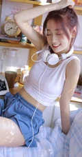 白色肩带背心短裤线条感细腰白皙女生居家床边写真美照