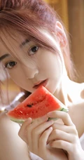 白色肩带背心短裤线条感细腰白皙女生居家床边写真美照