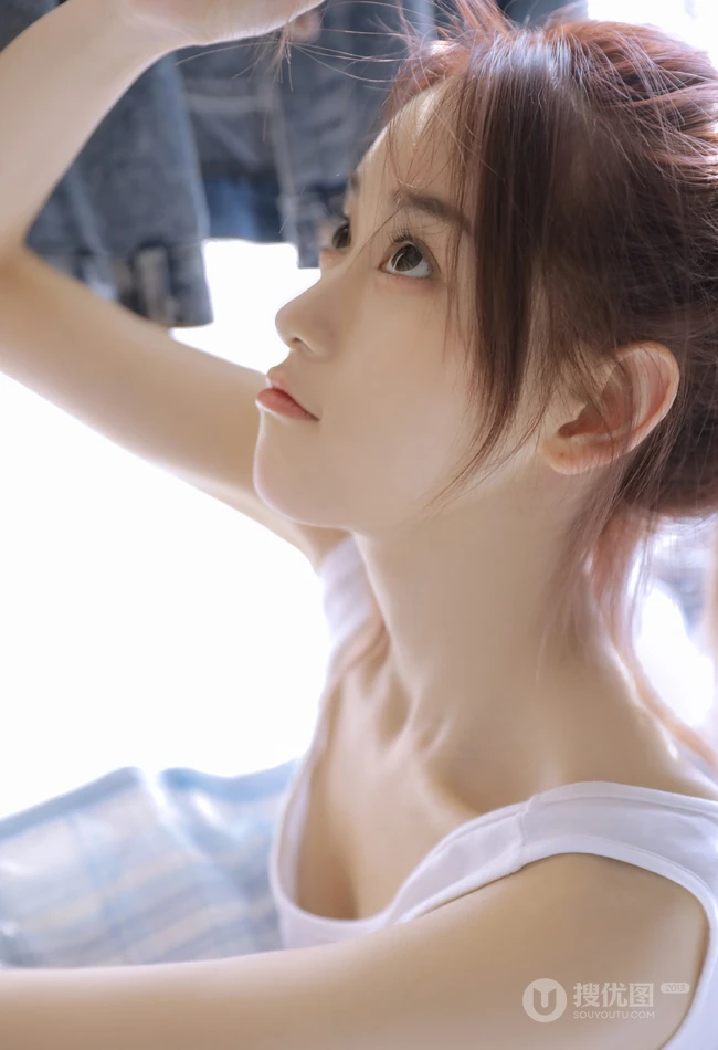 白色肩带背心短裤线条感细腰白皙女生居家床边写真美照