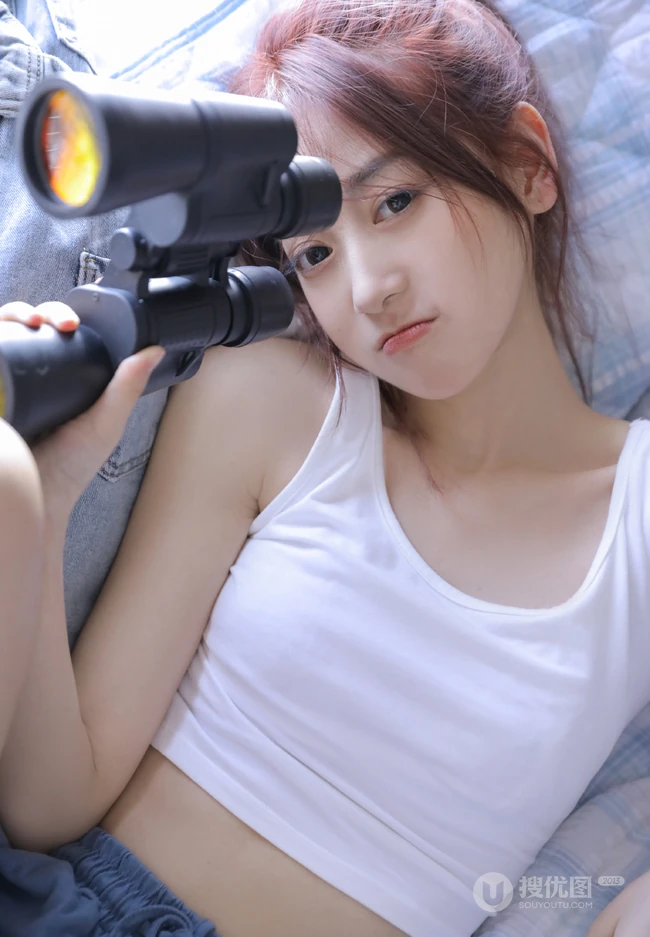 白色肩带背心短裤线条感细腰白皙女生居家床边写真美照