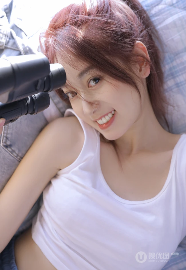 白色肩带背心短裤线条感细腰白皙女生居家床边写真美照