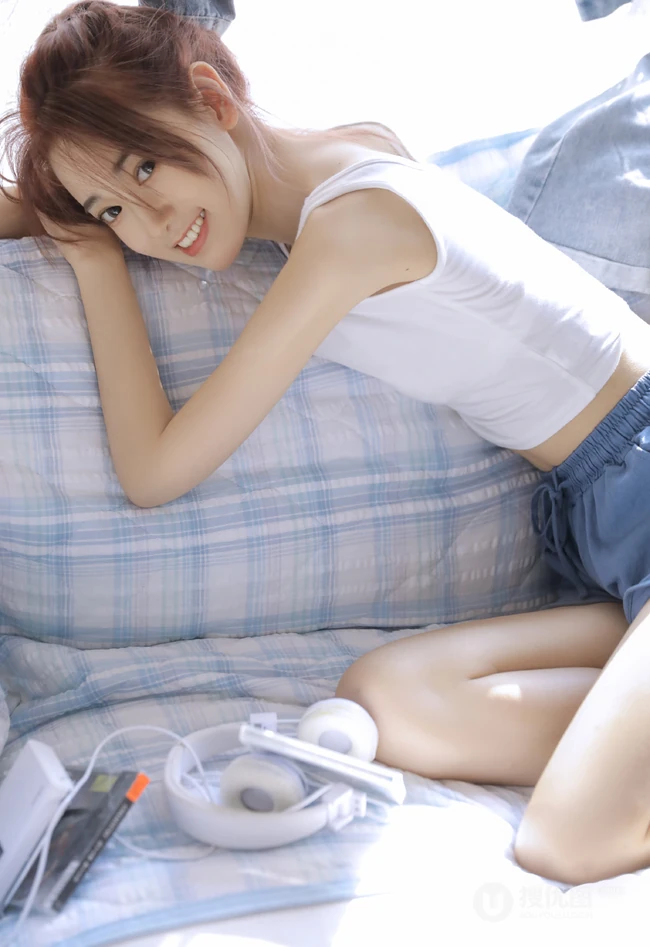 白色肩带背心短裤线条感细腰白皙女生居家床边写真美照