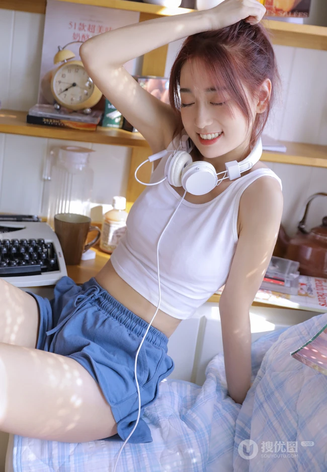 白色肩带背心短裤线条感细腰白皙女生居家床边写真美照