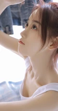 白色肩带背心短裤线条感细腰白皙女生居家床边写真美照