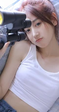 白色肩带背心短裤线条感细腰白皙女生居家床边写真美照