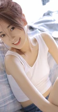 白色肩带背心短裤线条感细腰白皙女生居家床边写真美照