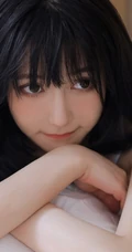 齐刘海长发发型大眼睛女生灰色肩带背心热裤居家室内写真图片